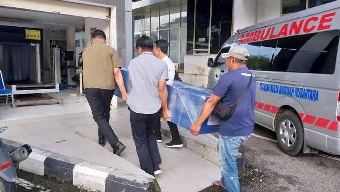 Salah satu jenazah WNI asal NTB dimasukkan ke dalam ambulans oleh staf KJRI Kuching di PLBN Entikong, Sambas, Kalimantan Barat, Kamis (28/11/2024).