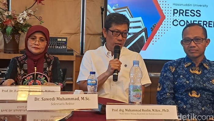 Sekretaris Rektor Unhas Sawedi Muhammad (tengah).