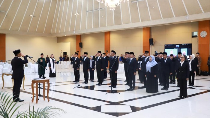 Selain melantik Ario Windutomo sebagai Sekretaris Presiden, Mensesneg Prasetyo Hadi juga melantik pejabat lain. Total ada 25 pejabat di lingkungan Kemensetneg yang dilantik hari ini (Foto: Dok. Tim Media Kepresidenan)