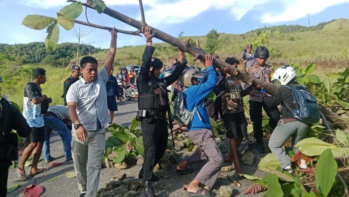 Orang tidak dikenal (OTK) memblokade enam ruas jalan menggunakan batang pohon hingga batu di Kabupaten Seram Bagian Barat, Maluku.