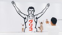 Pengunjung dijamin puas dengan segala macam fasilitas yang ada di tur pabrik ini. Selain mengukuti aktivitas seru, pengunjung bisa sekaligus mencoba sampel produk atau ikut membuat es krim Glico. Foto: savvy tokyo
