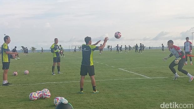 Sesi latihan Timnas Indonesia U-22 di BUTC, Gianyar, Bali, Jumat (29/11/2024). (Aryo Mahendro/detikBali)