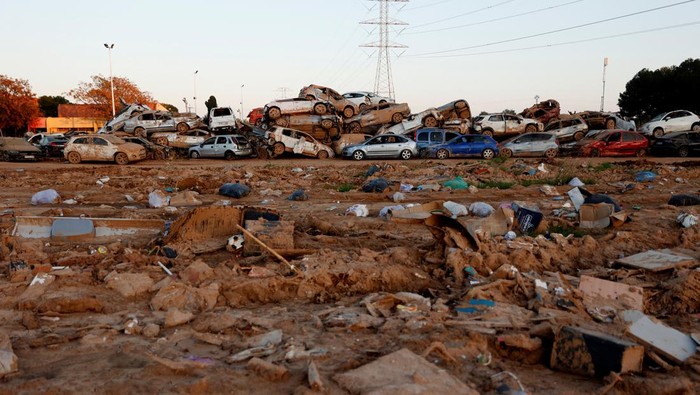 Sisa-sisa Banjir Terburuk dalam Sejarah Spanyol yang Menewaskan Ratusan Orang Nearly a month after severe flooding, damaged cars are placed together on the outskirts of the town in Paiporta, Valencia, Spain, November 28, 2024. REUTERS/Eva Manez