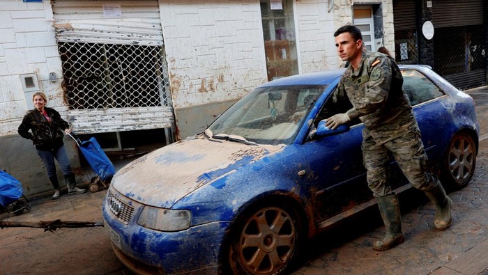 Sisa-sisa Banjir Terburuk dalam Sejarah Spanyol yang Menewaskan Ratusan Orang Nearly a month after severe flooding, damaged cars are placed together on the outskirts of the town in Paiporta, Valencia, Spain, November 28, 2024. REUTERS/Eva Manez