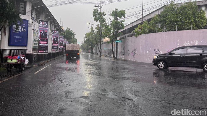 Suasana Jalan di Kota Surabaya Saat Hujan