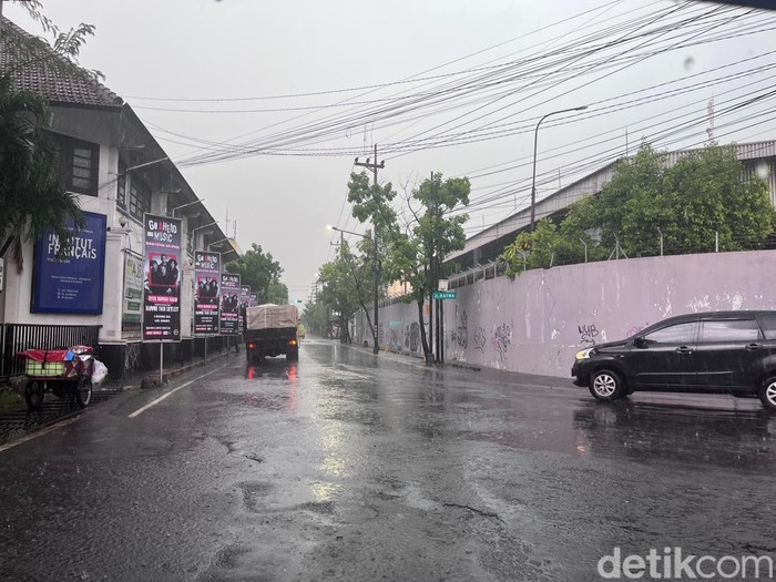 Suasana Jalan di Kota Surabaya Saat Hujan