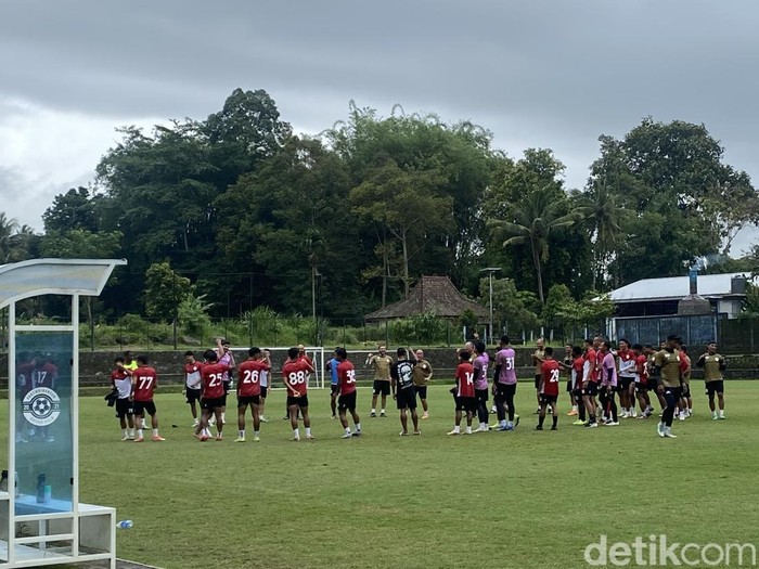 Suasana latihan PSS Sleman di Lapangan Pakembinangun, Sleman, Jumat (29/11/2024).