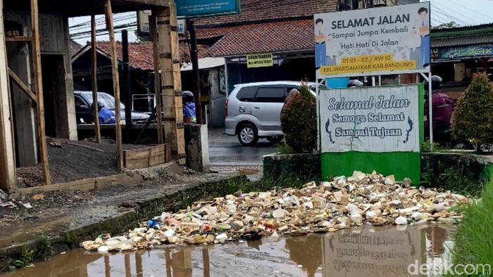 Sungai di Baleendah yang jadi tempat mangkal sampah.