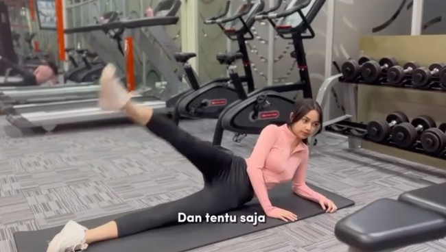 Berusia 17 tahun, saat ini kegiatan utama Sydney ialah belajar. Namun tetap ia tak melupakan hobinya berolahraga. Foto: Instagram/@sydneyazkassya