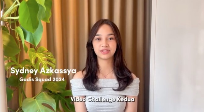 Sydney Azkassya, anak Cut Tari kembali jadi sorotan setelah terlihat mengikuti Gadis Sampul 2024. Tampaknya Sydney memilih mengikuti karier sang bunda untuk terjun di dunia entertain. Foto: Instagram/@sydneyazkassya