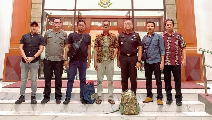 Terpidana  perkara tindak pidana korupsi pemanfaatan aset Pemerintah Provinsi NTT yang berstatus daftar pencarian orang (DPO), Heri Pranyoto (ke-4 dari kiri) ditangkap  di Jakarta oleh Tim Tindak Pidana Khusus Kejaksaan Negeri  Manggarai Barat (Dok. Kejari Manggarai Barat)