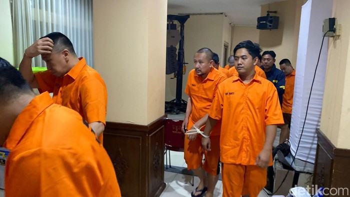 Tersangka kasus mafia akses judol, Adhi Kismanto berbaju tahanan.