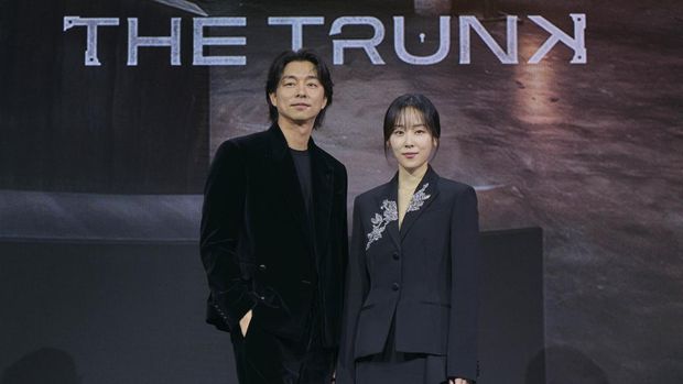 (Kiri ke kanan) Gong Yoo dan Seo Hyun Jin, pemeran drama Korea 'The Trunk' Kim Gyu Tae saat konferensi pers yang digelar di Seoul pada Selasa (26/11/2024).