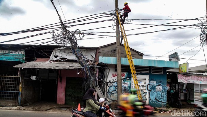 Tiang Utilitas Nyaris Roboh di Pamulang Dibongkar Tiang utilitas di Pamulang, Tangsel, dibongkar. Tiang ini kondisinya hampir roboh hingga membahayakan warga.