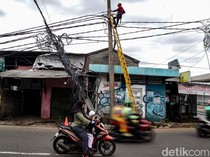 Tiang Utilitas Nyaris Roboh di Pamulang Dibongkar