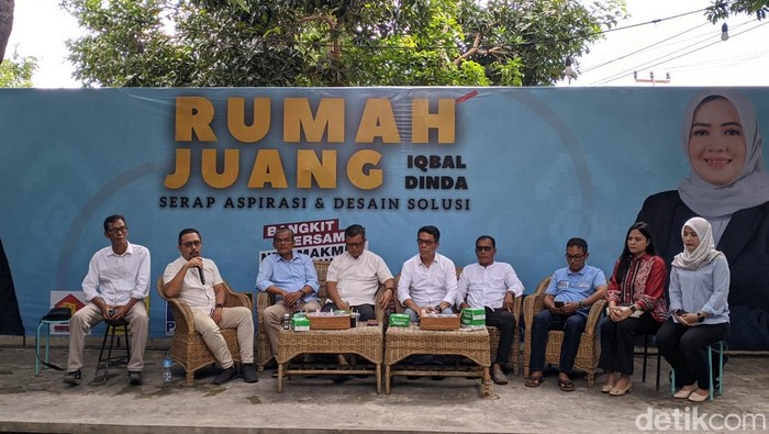 Tim Pemenangan Iqbal-Dinda saat konferensi pers di Rumah Juang Iqbal-Dinda di Kota Mataram, Jumat (29/11/2024). (Foto: Ahmad Viqi/detikBali)