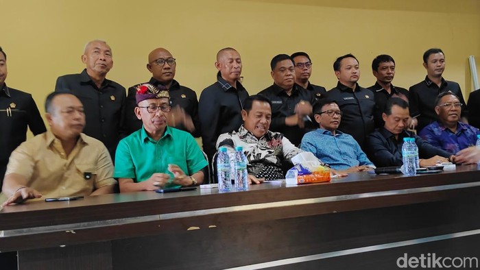 Tim pemenangan Suyadinata merespon hasil hitung cepat Pilbup Badung 2024 di DPD II Golkar Badung, Jumat (29/11/2024). (Agus Eka/detikBali)