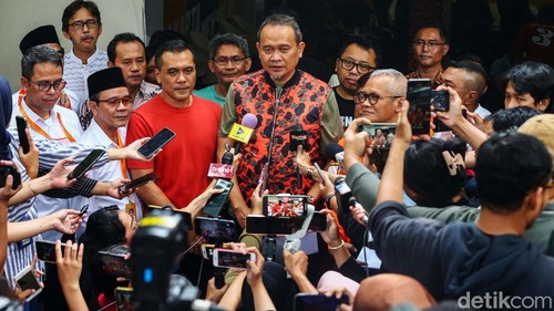 Ketua Tim Pemenangan Cagub-Cawagub Jakarta nomor urut 3 Pramono Anung-Rano Karno, Lies Hartono atau Cak Lontong, merespons soal kubu Ridwan Kamil-Suswono (RIDO) yang mengklaim Pilkada Jakarta akan 2 putaran di Rumah Pemenangan Pramono-Rano, Jalan Cemara No. 19, Menteng, Jakarta Pusat, Jumat (29/11/2024).