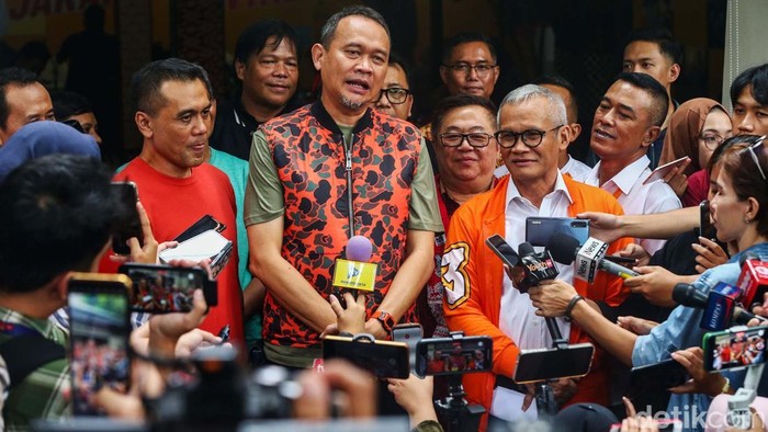 Ketua Tim Pemenangan Cagub-Cawagub Jakarta nomor urut 3 Pramono Anung-Rano Karno, Lies Hartono atau Cak Lontong, merespons soal kubu Ridwan Kamil-Suswono (RIDO) yang mengklaim Pilkada Jakarta akan 2 putaran di Rumah Pemenangan Pramono-Rano, Jalan Cemara No. 19, Menteng, Jakarta Pusat, Jumat (29/11/2024).