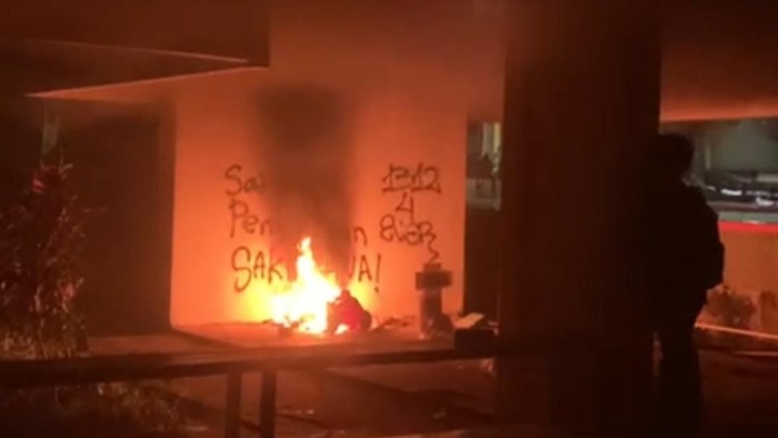 Gedung Fakultas Ilmu Budaya (FIB) Universitas Hasanuddin (Unhas) Makassar, diserang hingga dibakar sejumlah orang tidak dikenal (OTK).