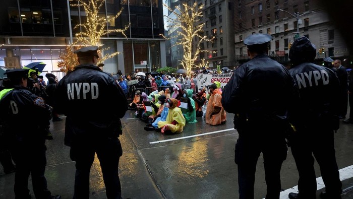 Police officers detain a pro-Palestinian protester during the 98th Macy's Thanksgiving Day Parade, amid the ongoing Israel-Hamas conflict, in New York City, U.S., November 28, 2024. REUTERS/Brendan McDermid