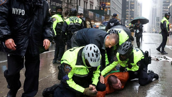 Police officers detain a pro-Palestinian protester during the 98th Macy's Thanksgiving Day Parade, amid the ongoing Israel-Hamas conflict, in New York City, U.S., November 28, 2024. REUTERS/Brendan McDermid