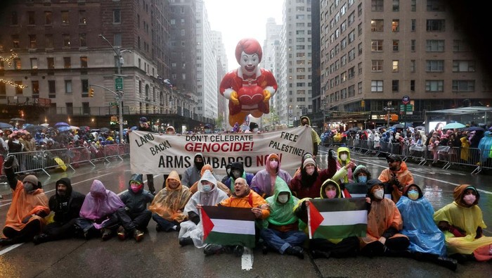 Police officers detain a pro-Palestinian protester during the 98th Macy's Thanksgiving Day Parade, amid the ongoing Israel-Hamas conflict, in New York City, U.S., November 28, 2024. REUTERS/Brendan McDermid