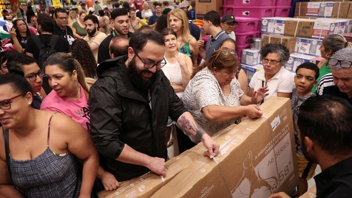 Customers shop at a supermarket on the week of Black Friday shopping, in Osasco, Brazil, November 28, 2024. REUTERS/Carla Carniel