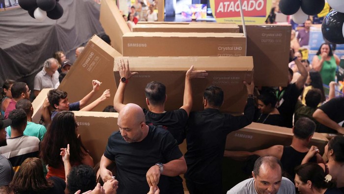 Customers shop at a supermarket on the week of Black Friday shopping, in Osasco, Brazil, November 28, 2024. REUTERS/Carla Carniel