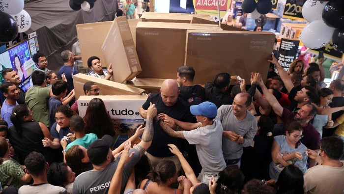 Customers shop at a supermarket on the week of Black Friday shopping, in Osasco, Brazil, November 28, 2024. REUTERS/Carla Carniel