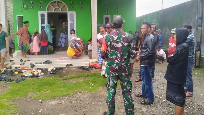 Warga melayat di salah satu rumah korban yang disambar petir di Bone.