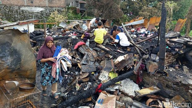 Warga mengais barang yang tersisa di lokasi kebakaran 5 rumah di Cacaban, Kota Magelang, Jumat (29/11/2024).