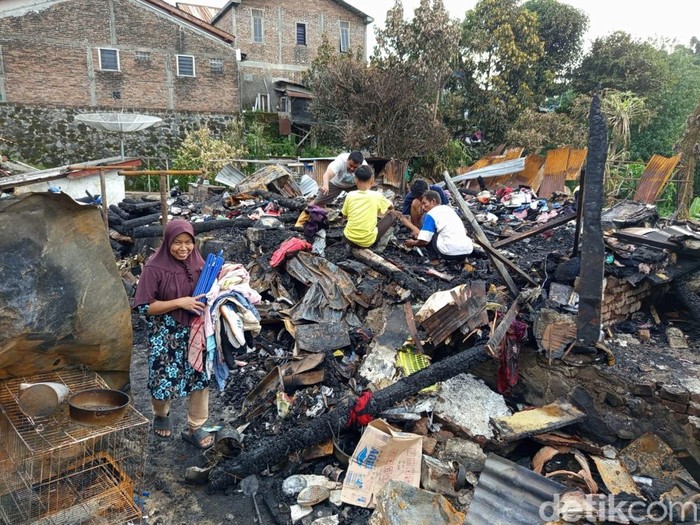 Warga mengais barang yang tersisa di lokasi kebakaran 5 rumah di Cacaban, Kota Magelang, Jumat (29/11/2024).