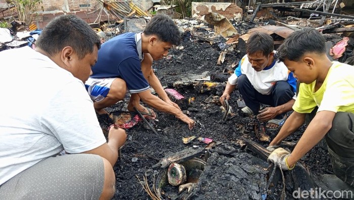 Warga mengais barang yang tersisa di lokasi kebakaran 5 rumah di Cacaban, Kota Magelang, Jumat (29/11/2024).
