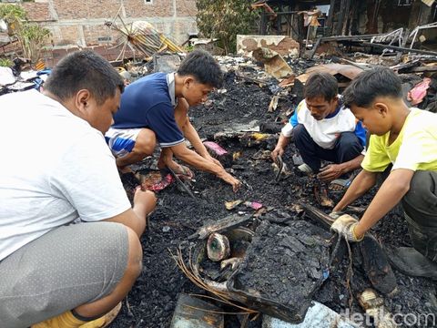 Warga mengais barang yang tersisa di lokasi kebakaran 5 rumah di Cacaban, Kota Magelang, Jumat (29/11/2024).