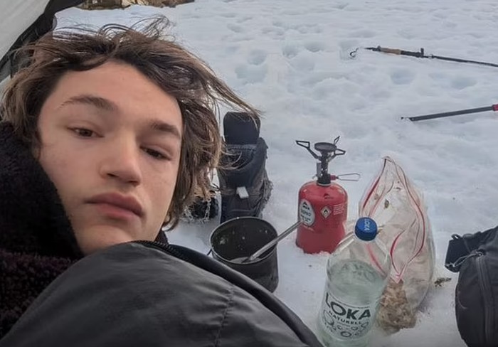 Storm De Beul, YouTuber petualang berusia 22 tahun, meninggal dalam badai salju dahsyat di alam liar Swedia. Ia meninggal tak lama setelah mengirim pesan terakhir yang memilukan.