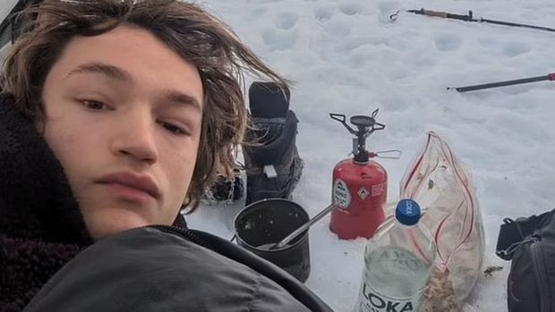 Storm De Beul, YouTuber petualang berusia 22 tahun, meninggal dalam badai salju dahsyat di alam liar Swedia. Ia meninggal tak lama setelah mengirim pesan terakhir yang memilukan.