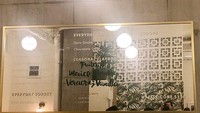 Salah satu toko es krim di Sydney ini bikin kesal pengunjung karena menaruh menu di atas kaca sehingga tak terbaca. Foto: Demilked/Site