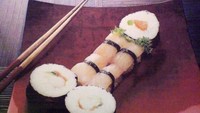Sempat kaget dengan bentuk sushi yang ambigu, pengunjung ini tak berhenti ketawa saat baca buku menu ini. Foto: Demilked/Site