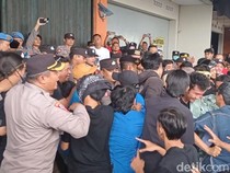 Video: Demo di Bawaslu Kota Tasikmalaya Diwarnai Aksi Saling Dorong