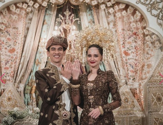 Kemudian ada Enzy Storia yang menikah dengan Maulana Kasetra pada Mei 2023 lalu. Enzy menggelar upacara pernikahan dengan adat Minang lengkap dengan suntiang di kepalanya. Foto: dok. Instagram
