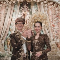 Kemudian ada Enzy Storia yang menikah dengan Maulana Kasetra pada Mei 2023 lalu. Enzy menggelar upacara pernikahan dengan adat Minang lengkap dengan suntiang di kepalanya. Foto: dok. Instagram