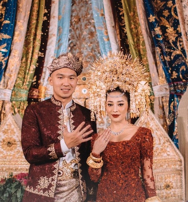 Nikita Willy dan Indra Priawan menikah pada Oktober 2020 menggunakan suntiang khas Padang, Sumatera Barat. Foto: Dok. David Salim Photography/Bridestory