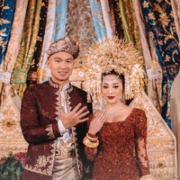 Nikita Willy dan Indra Priawan menikah pada Oktober 2020 menggunakan suntiang khas Padang, Sumatera Barat. Foto: Dok. David Salim Photography/Bridestory