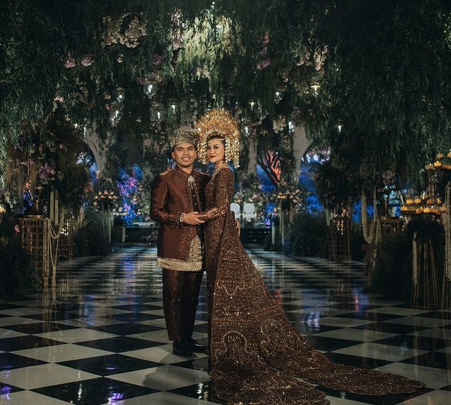 Thariq Halilintar dan Aaliyah Massaid menikah dengan adat Minang. Pernikahan keduanya digelar pada Juli 2024 lalu. Foto: Dok. Instagram