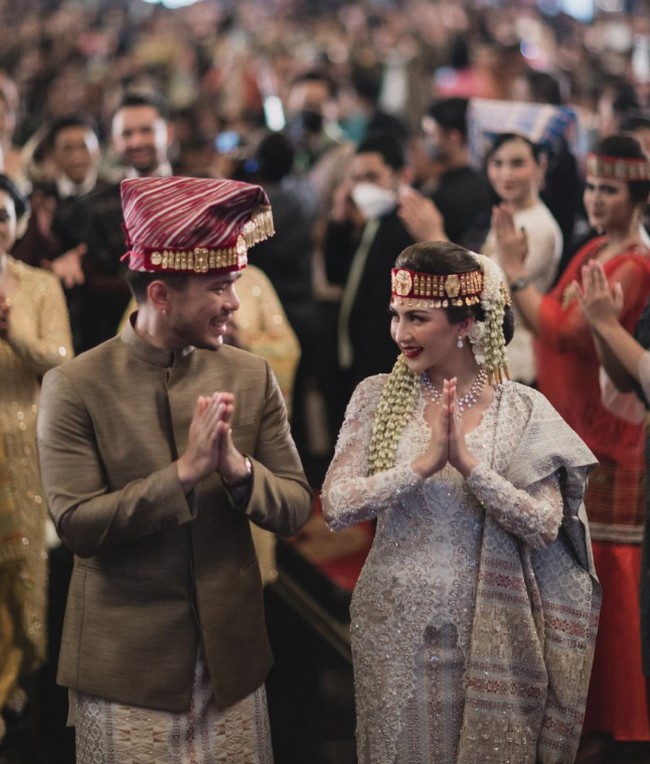 Jessica Mila menikah dengan Yakub Hasibuan pada Mei 2023. Ia menggelar acara resepsi dengan adat Batak. Foto: dok. Instagram