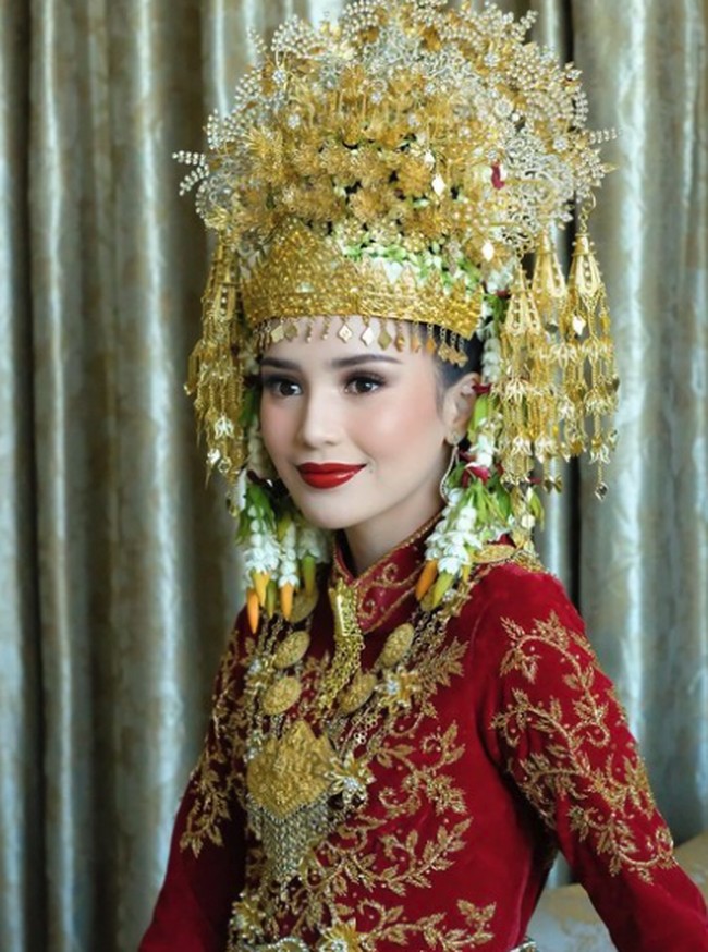 Beby Tsabina bersama pasangannya, Rizki Natakusumah, menikah pada Juni 2024. Keduanya menggelar resepsi dengan adat Aceh. Foto: dok. Instagram