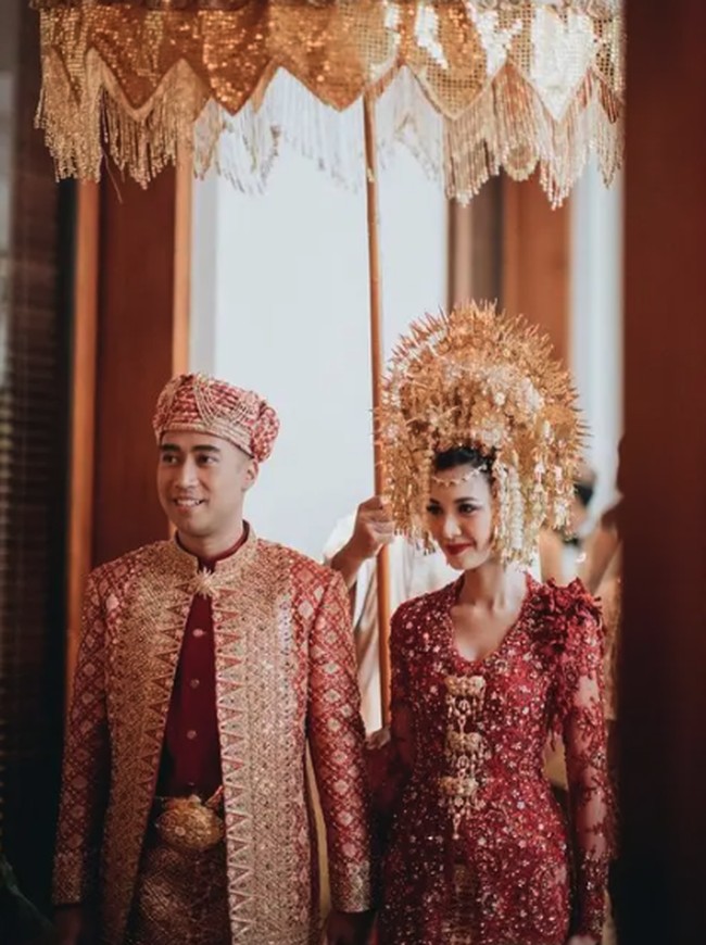Vidi Aldiano dan Sheila Dara menikah pada 2022. Selain menerapkan adat Sunda, keduanya juga memilih adat Minang sebagai bagian dari resepsi pernikahan mereka. Foto: dok. Instagram