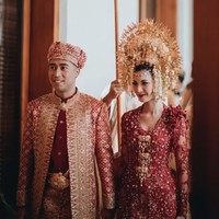Vidi Aldiano dan Sheila Dara menikah pada 2022. Selain menerapkan adat Sunda, keduanya juga memilih adat Minang sebagai bagian dari resepsi pernikahan mereka. Foto: dok. Instagram