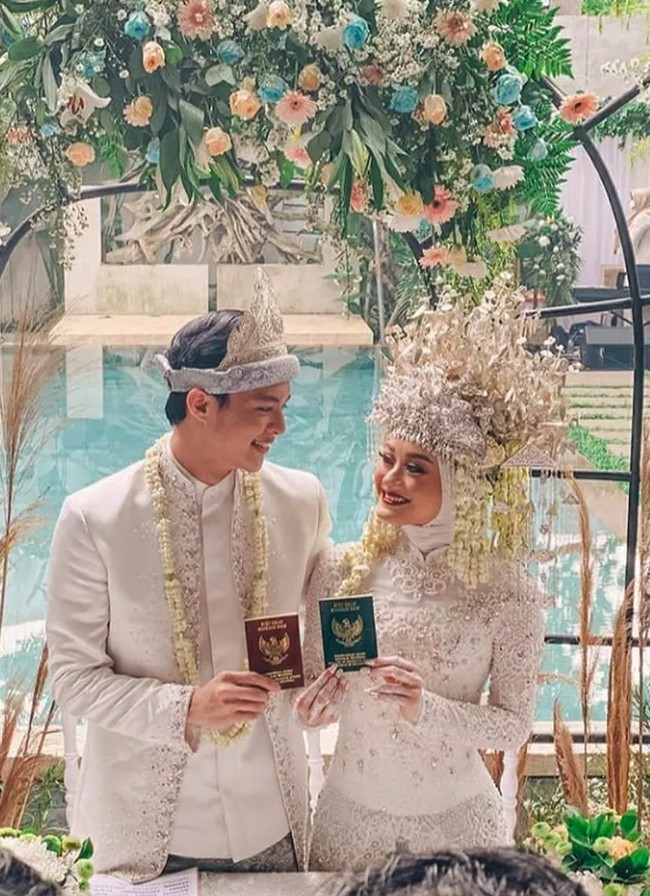 Rey Mbayang dan Dinda Hauw menikah pada Juli 2020. Keduanya menggelar resepsi dengan adat Palembang. Foto: dok. Instagram